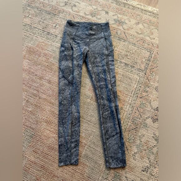 Women’s Lululemon Fast & Free 7/8 leggings - ice grey - size‎ 4 - Picture 4 of 10
